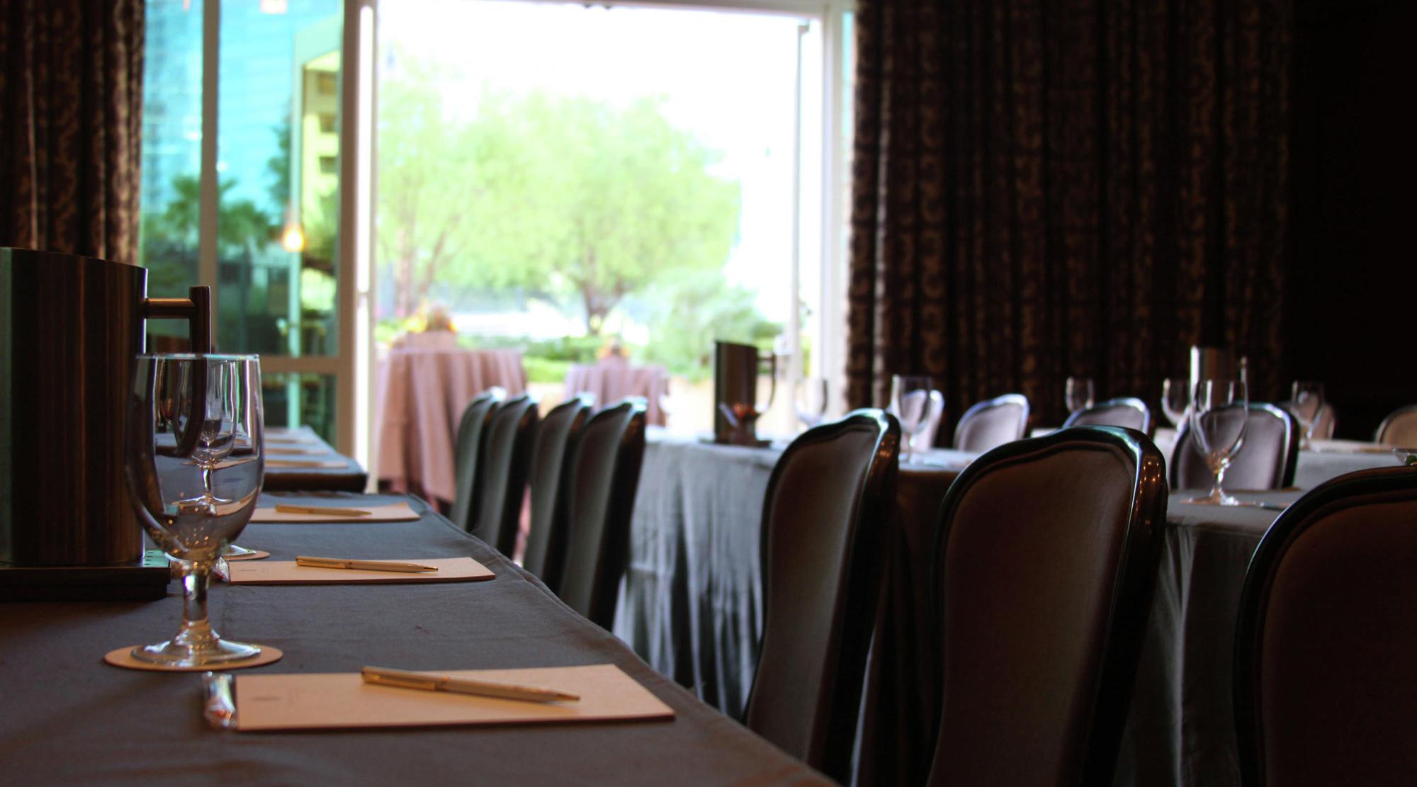 signature-meetings-room-conference-table