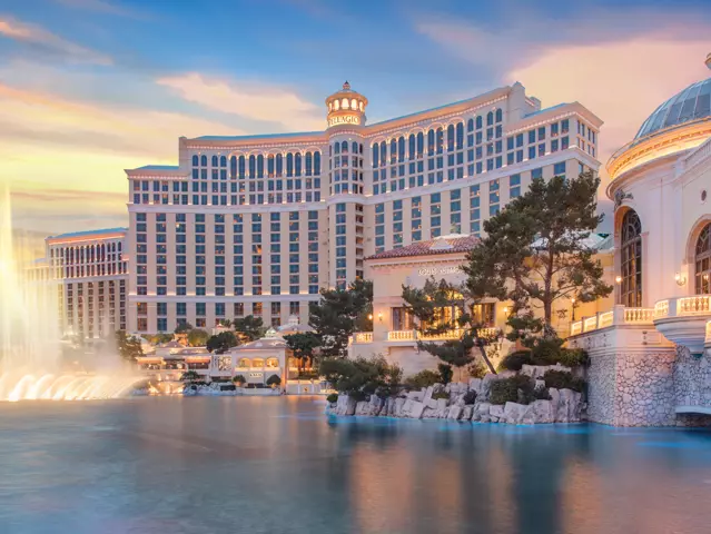 Exterior of the Bellagio with 14 floors and more than 400 windows on a waterfront with fountains.