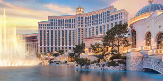 Exterior of the Bellagio with 14 floors and more than 400 windows on a waterfront with fountains.